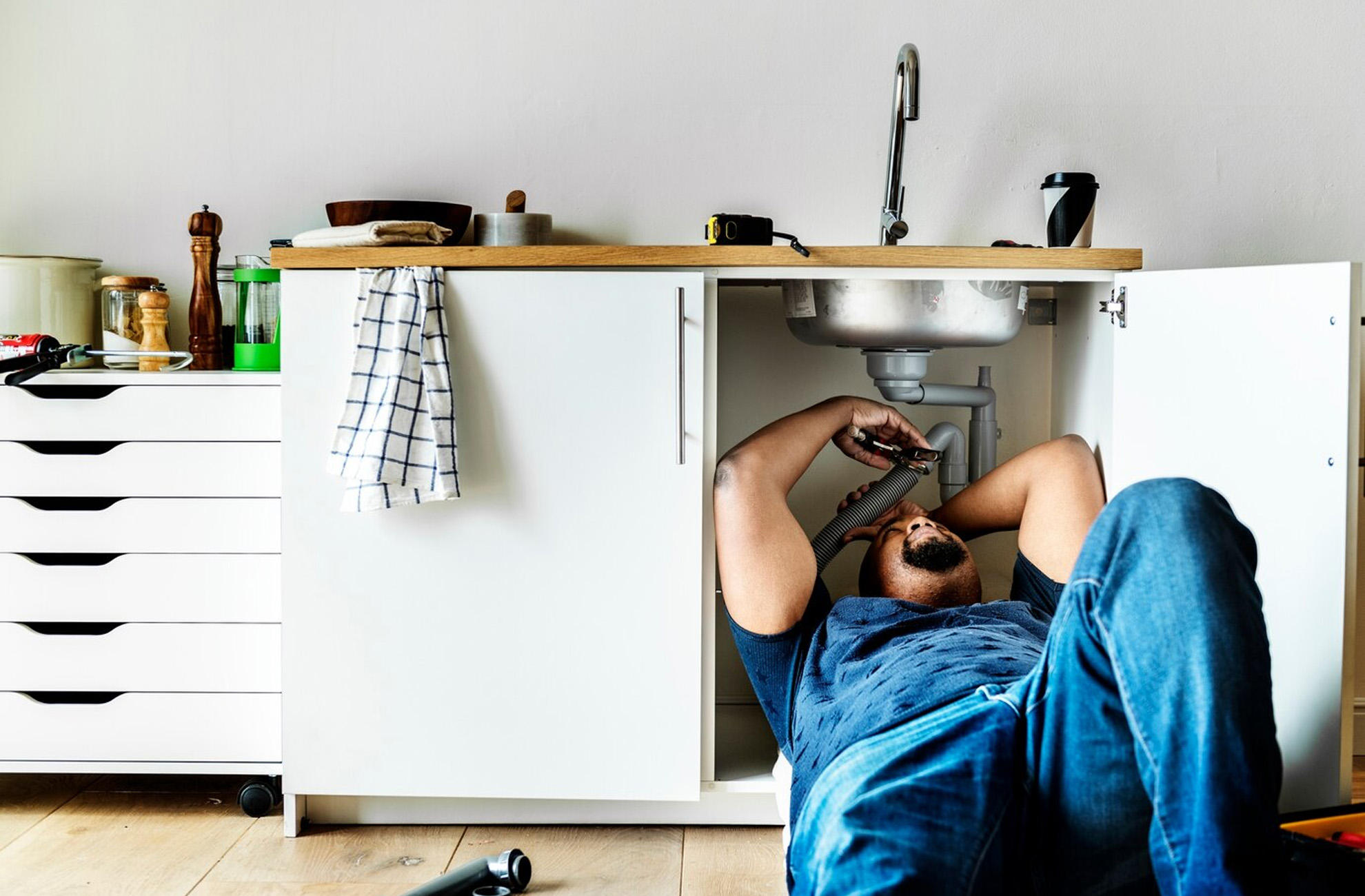 Cuidados y Consejos para la Limpieza de Tuberías de Desagüe en Baños y Cocinas