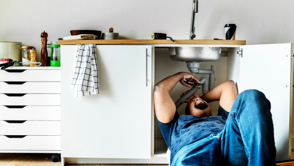 Cuidados y Consejos para la Limpieza de Tuberías de Desagüe en Baños y Cocinas
